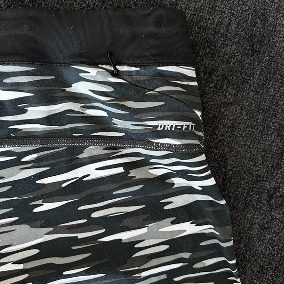 Nike Dri-Fit Capri Workout pants Large Camo - Picture 4 of 4